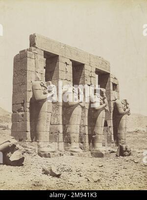 Ramesseum, Theben (Blick auf den Südosten des Second Court) Antonio Beato (italienisch und britisch, ca. 1825-Ca.1903). Ramesseum, Theben (Blick auf den Südosten des Second Court), Ende des 19. Jahrhunderts. Fotografie in Albumsilber, Bild/Blatt: 7 3/4 x 10 1/4 Zoll (19,7 x 26 cm). Fotografie Ende des 19. Jahrhunderts Stockfoto