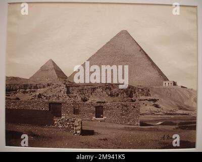 Pyramiden in Gizeh (Blick von Nordosten auf die Pyramiden von Chephren und Cheops) Antonio Beato (italienisch und britisch, ca. 1825-Ca.1903). Pyramiden von Gizeh (Blick von Nordosten auf die Pyramiden von Chephren und Cheops), Ende des 19. Jahrhunderts. Fotografie in Albumsilber, Bild/Blatt: 7 3/4 x 10 1/4 Zoll (19,7 x 26 cm). Fotografie Ende des 19. Jahrhunderts Stockfoto