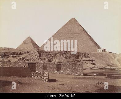 Pyramiden in Gizeh (Blick von Nordosten auf die Pyramiden von Chephren und Cheops) Antonio Beato (italienisch und britisch, ca. 1825-Ca.1903). Pyramiden von Gizeh (Blick von Nordosten auf die Pyramiden von Chephren und Cheops), Ende des 19. Jahrhunderts. Fotografie in Albumsilber, Bild/Blatt: 7 3/4 x 10 1/4 Zoll (19,7 x 26 cm). Fotografie Ende des 19. Jahrhunderts Stockfoto