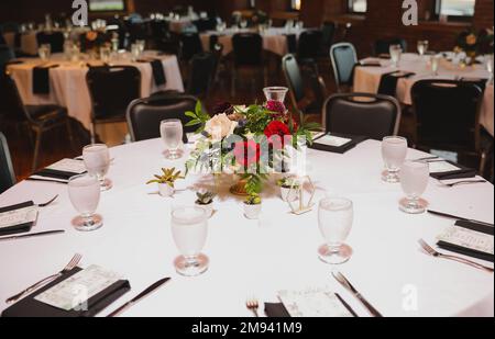 Hochzeitstisch Tische Blumen Alkoholempfang Feier Kerzen Stockfoto