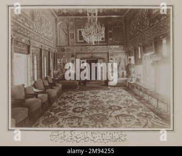 Persisches Zimmer in Mooven-el-DowLES altem Haus, Teheran, eines von 274 Vintage-Fotos, 1901. Gelatine Silber Druckpapier, Foto: 6 3/4 x 9 Zoll (17,1 x 22,9 cm);. Kunst der islamischen Welt 1901 Stockfoto