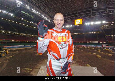 Der Stunt-Motorradfahrer Jason Rennie hat am Ende der vierten Runde der Maxxis British Supercross Championship im Millennium Stadium in Cardiff am 4. Dezember 2004 seinen Rekordsprung gemacht. Stockfoto