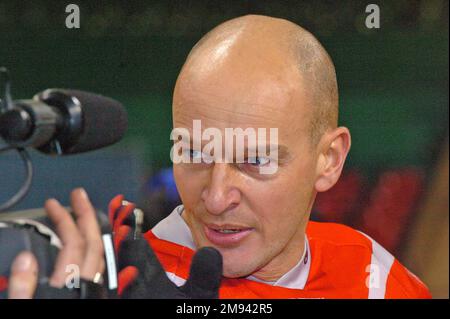 Der Stunt-Motorradfahrer Jason Rennie hat am Ende der vierten Runde der Maxxis British Supercross Championship im Millennium Stadium in Cardiff am 4. Dezember 2004 seinen Rekordsprung gemacht. Stockfoto