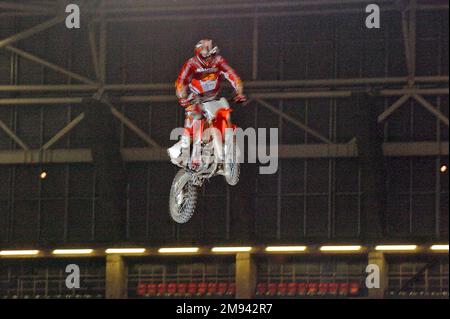 Der Stunt-Motorradfahrer Jason Rennie hat am Ende der vierten Runde der Maxxis British Supercross Championship im Millennium Stadium in Cardiff am 4. Dezember 2004 seinen Rekordsprung gemacht. Stockfoto