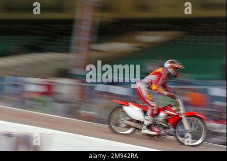 Der Stunt-Motorradfahrer Jason Rennie hat am Ende der vierten Runde der Maxxis British Supercross Championship im Millennium Stadium in Cardiff am 4. Dezember 2004 seinen Rekordsprung gemacht. Stockfoto