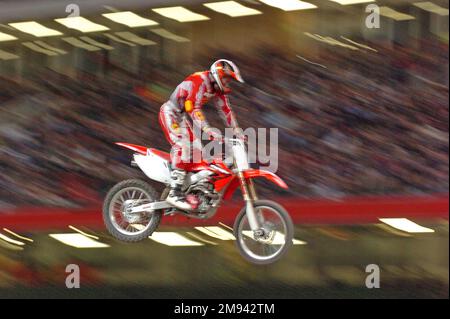 Der Stunt-Motorradfahrer Jason Rennie hat am Ende der vierten Runde der Maxxis British Supercross Championship im Millennium Stadium in Cardiff am 4. Dezember 2004 seinen Rekordsprung gemacht. Stockfoto