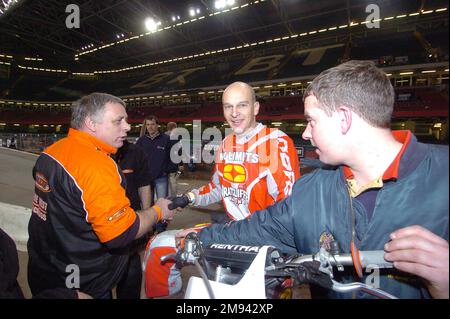 Der Stunt-Motorradfahrer Jason Rennie hat am Ende der vierten Runde der Maxxis British Supercross Championship im Millennium Stadium in Cardiff am 4. Dezember 2004 seinen Rekordsprung gemacht. Stockfoto