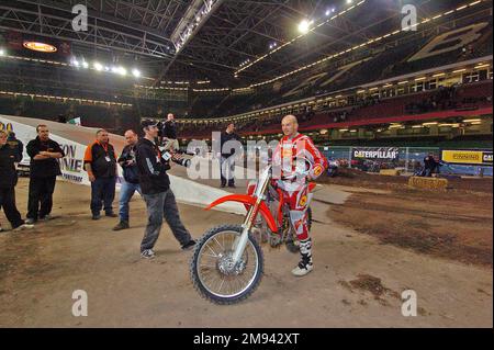 Der Stunt-Motorradfahrer Jason Rennie hat am Ende der vierten Runde der Maxxis British Supercross Championship im Millennium Stadium in Cardiff am 4. Dezember 2004 seinen Rekordsprung gemacht. Stockfoto