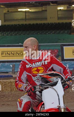 Der Stunt-Motorradfahrer Jason Rennie hat am Ende der vierten Runde der Maxxis British Supercross Championship im Millennium Stadium in Cardiff am 4. Dezember 2004 seinen Rekordsprung gemacht. Stockfoto