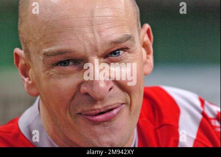 Der Stunt-Motorradfahrer Jason Rennie hat am Ende der vierten Runde der Maxxis British Supercross Championship im Millennium Stadium in Cardiff am 4. Dezember 2004 seinen Rekordsprung gemacht. Stockfoto