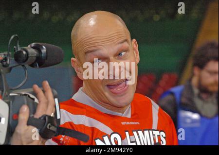 Der Stunt-Motorradfahrer Jason Rennie hat am Ende der vierten Runde der Maxxis British Supercross Championship im Millennium Stadium in Cardiff am 4. Dezember 2004 seinen Rekordsprung gemacht. Stockfoto