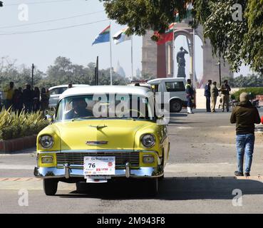 Neu-Delhi, Indien. 15. Januar 2023. Ein alter Oldtimer in der Nähe des india Gate während der 56. in Neu-delhi stattfindenden staatsmännischen Oldtimer-Rallye. (Kreditbild: © Indraneel Sen/Pacific Press via ZUMA Press Wire) NUR REDAKTIONELLE VERWENDUNG! Nicht für den kommerziellen GEBRAUCH! Stockfoto