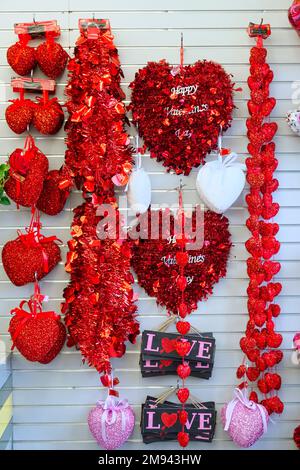 Valentinstag Herzen und Girlandedekorationen an einer Wand ausgestellt. Metro Vancouver, B.C., Kanada. Stockfoto