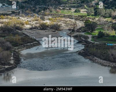 Los Angeles, USA. 16. Januar 2023. Regenstürme fangen an, sich vom Himmel über Pasadena zu erheben. Die örtlichen Stauseen füllen sich nach den jüngsten Rekordregen wieder mit wertvollem Wasser. Das Devils Gate Reservoir ist unten abgebildet. 1/16/2023 Pasadena, CA., USA (Foto: Ted Soqui/SIPA USA) Kredit: SIPA USA/Alamy Live News Stockfoto