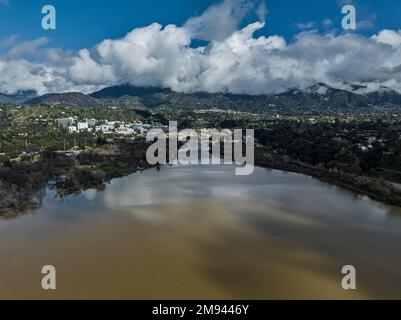 Los Angeles, USA. 16. Januar 2023. Regenstürme fangen an, sich vom Himmel über Pasadena zu erheben. Die örtlichen Stauseen füllen sich nach den jüngsten Rekordregen wieder mit wertvollem Wasser. Das Devils Gate Reservoir ist unten abgebildet. 1/16/2023 Pasadena, CA., USA (Foto: Ted Soqui/SIPA USA) Kredit: SIPA USA/Alamy Live News Stockfoto