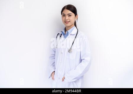 Porträt einer Arztin im medizinischen Mantel auf isoliertem weissen Hintergrund Stockfoto