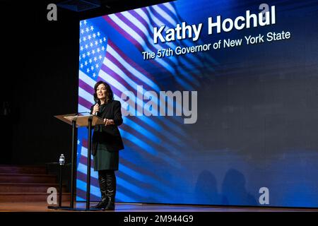 New York, Usa. 15. Januar 2023. Gouverneur Hochul spricht in der primitiven christlichen Kirche. Der Gouverneur sprach über das Vermächtnis von Martin Luther King Jr., das zu seinem Geburtstag führte, und beförderte ihre Wahl als Oberrichterin des Berufungsgerichts von New York State Hector LaSalle. Sie und ihr Mann William Hochul Jr. beteten nach ihren Ausführungen zusammen mit Pastor Dr. Marc Rivera. (Foto: Lev Radin/Pacific Press) Kredit: Pacific Press Media Production Corp./Alamy Live News Stockfoto