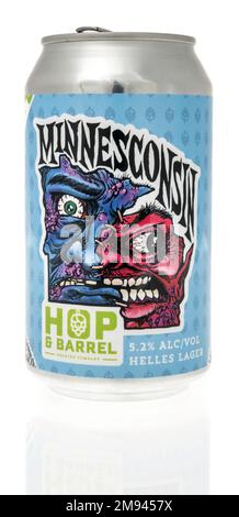 Winneconne, WI - 8. Januar 2023: Eine Dose der Minnesconsin helles Lager Hop and Barrel Brauerei ein isolierter Hintergrund. Stockfoto
