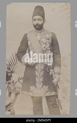 Studio Portrait von Premierminister Sadr a'zam Amin al-Soltan, eines von 274 Vintage-Fotos , vor 1900. Druckpapier, Gelatinsilber, 6 3/4 x 3 15/16 Zoll (17,1 x 10 cm). Kunst der islamischen Welt vor 1900 Stockfoto