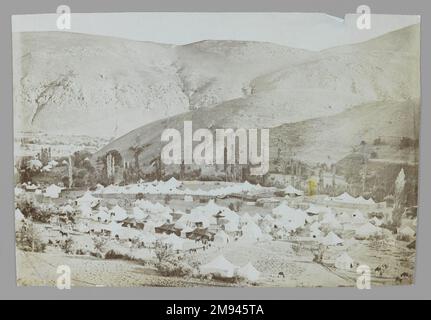 Ein königliches Zeltlager 1, eines von 274 Vintage-Fotos, Ende des 19. Bis Anfang des 20. Jahrhunderts. Druckpapier, Gelatinsilber, 4 1/2 x 6 3/4 Zoll (11,5 x 17,1 cm). Kunst der islamischen Welt Ende des 19.-frühen 20. Jahrhunderts Stockfoto