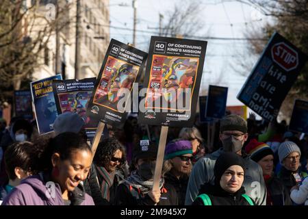 Seattle, Washington, USA. 16. Januar 2023. Hunderte marschieren durch Seattles Central District, um das Leben und Werk von Martin Luther King Jr. zu feiern Dieses Jahr ist der Seattle MLK Jr. Organisation der 40.-jährigen Ehrung des Erbes von Dr. Kings durch die Koalition. Kredit: Paul Christian Gordon/Alamy Live News Stockfoto