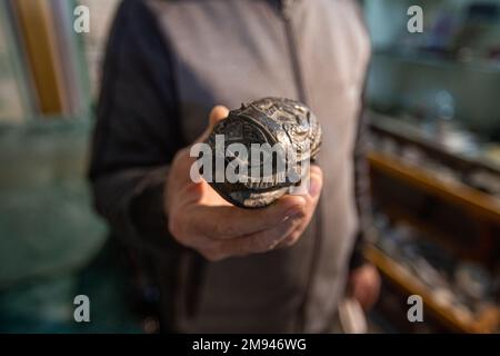 Palästinensischer Ramadan sammelt „Reichtum“ an Steinen und archäologischen Felsen in Gaza. Palästinensischer Ramadan Ahmed liebt es, in seinem kleinen Museum in seinem Haus in Khan Yunis, südlich des Gazastreifens, in die Tiefen der antiken Zivilisationen einzutauchen, wo er liebend gerne eine Gruppe kostbarer Artefakte erwirbt, darunter den jemenitischen Achatstein, den Sijil-Stein, der im Heiligen Koran erwähnt wird, Kristalle und transparente Steine, der berühmte Fingerabdruckstein und der Mondmeteoritenstein, einer der seltensten Arten der Welt, Steine, die mit seltsamen Formen aus der Antike bemalt sind. Stockfoto