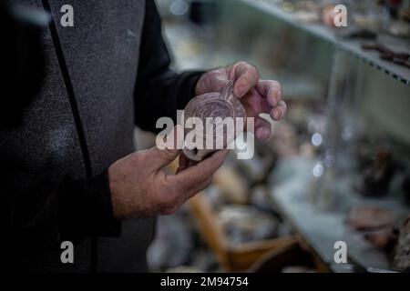 Palästinensischer Ramadan sammelt „Reichtum“ an Steinen und archäologischen Felsen in Gaza. Palästinensischer Ramadan Ahmed liebt es, in seinem kleinen Museum in seinem Haus in Khan Yunis, südlich des Gazastreifens, in die Tiefen der antiken Zivilisationen einzutauchen, wo er liebend gerne eine Gruppe kostbarer Artefakte erwirbt, darunter den jemenitischen Achatstein, den Sijil-Stein, der im Heiligen Koran erwähnt wird, Kristalle und transparente Steine, der berühmte Fingerabdruckstein und der Mondmeteoritenstein, einer der seltensten Arten der Welt, Steine, die mit seltsamen Formen aus der Antike bemalt sind. (Foto: Yousef Masou Stockfoto