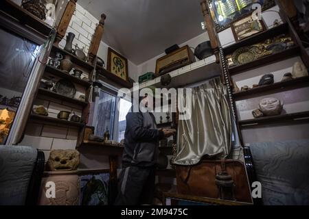 Palästinensischer Ramadan sammelt „Reichtum“ an Steinen und archäologischen Felsen in Gaza. Palästinensischer Ramadan Ahmed liebt es, in seinem kleinen Museum in seinem Haus in Khan Yunis, südlich des Gazastreifens, in die Tiefen der antiken Zivilisationen einzutauchen, wo er liebend gerne eine Gruppe kostbarer Artefakte erwirbt, darunter den jemenitischen Achatstein, den Sijil-Stein, der im Heiligen Koran erwähnt wird, Kristalle und transparente Steine, der berühmte Fingerabdruckstein und der Mondmeteoritenstein, einer der seltensten Arten der Welt, Steine, die mit seltsamen Formen aus der Antike bemalt sind. (Foto: Yousef Masou Stockfoto