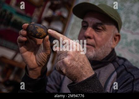 Palästinensischer Ramadan sammelt „Reichtum“ an Steinen und archäologischen Felsen in Gaza. Palästinensischer Ramadan Ahmed liebt es, in seinem kleinen Museum in seinem Haus in Khan Yunis, südlich des Gazastreifens, in die Tiefen der antiken Zivilisationen einzutauchen, wo er liebend gerne eine Gruppe kostbarer Artefakte erwirbt, darunter den jemenitischen Achatstein, den Sijil-Stein, der im Heiligen Koran erwähnt wird, Kristalle und transparente Steine, der berühmte Fingerabdruckstein und der Mondmeteoritenstein, einer der seltensten Arten der Welt, Steine, die mit seltsamen Formen aus der Antike bemalt sind. (Foto: Yousef Masou Stockfoto