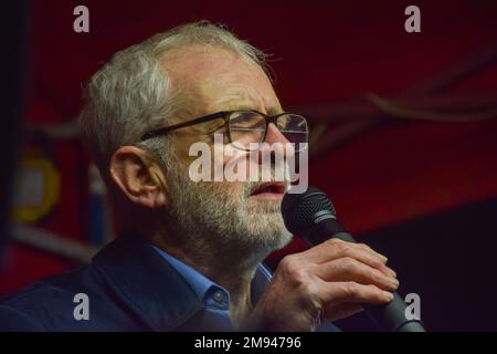 London, Großbritannien. 16. Januar 2023. Der ehemalige Labour-Führer Jeremy Corbyn hält während der Demonstration eine Rede. Verschiedene Gewerkschaften und ihre Mitglieder veranstalteten eine Kundgebung außerhalb der Downing Street, um auf die Pläne der britischen Regierung für ein neues Gesetz zur Beschränkung von Streiks zu reagieren. Kredit: SOPA Images Limited/Alamy Live News Stockfoto