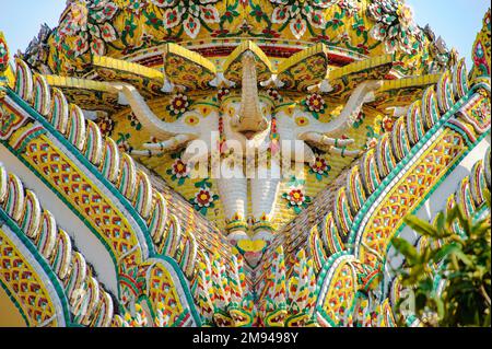 Die mystische dreiköpfige Elefantenstatue im Wat Ratchabophit in Bangkok ist mit Stücken verschiedener Formen und Größen bunter Keramikfliesen verkleidet. Stockfoto