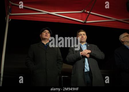 London, Großbritannien. 16. Januar 2023. Mick Lynch, Generalsekretär der Eisenbahn-, See- und Verkehrsunion (RMT), und Eddie Dempsey, Stellvertretender Generalsekretär des RMT auf der Bühne, bevor er während eines Protests eine Rede hielt, da die Mindestdienstleistungsniveaus während des Streiks in die zweite Lesung des Gesetzes gehen. Kredit: SOPA Images Limited/Alamy Live News Stockfoto