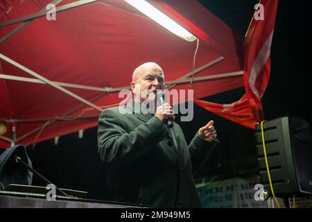 London, Großbritannien. 16. Januar 2023. Mick Lynch, Generalsekretär der Eisenbahn-, See- und Verkehrsunion (RMT), hält während eines Protests eine Rede, da die Mindestdienstleistungsniveaus während des Streikgesetzes in die zweite Lesung gehen. Kredit: SOPA Images Limited/Alamy Live News Stockfoto