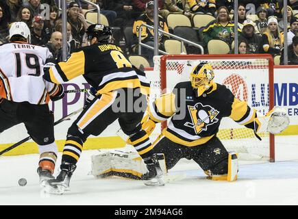 Pittsburgh, Usa. 16. Januar 2023. Der Torwart der Pittsburgh Penguins Casey DeSmith (1) schießt den Puck während der ersten Phase gegen die Pittsburgh Penguins in der PPG Paints Arena in Pittsburgh am Montag, den 16. Januar 2023. Foto: Archie Carpenter/UPI Credit: UPI/Alamy Live News Stockfoto