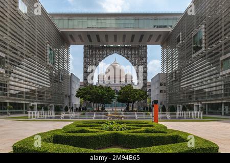 Dataran Putrajaya und Justizpalast in Putrajaya, Malaysia Stockfoto