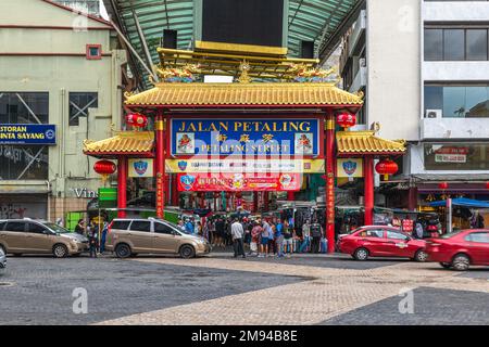 9. Januar 2023: Eingangstor der petaling Street, einer Chinatown in Kuala Lumpur, Malaysia. Ende des 19. Und frühen 20. Jahrhunderts war es so gewesen Stockfoto