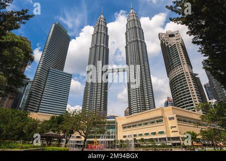 12. Januar 2023: petronas Twin Towers, die höchsten Gebäude in Kuala Lumpur, malaysia und die höchsten Zwillingstürme der Welt. Die Bauarbeiten begannen Stockfoto