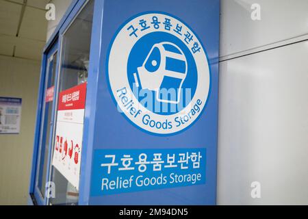 Seoul, Korea. 19. Dezember 2022. Ein „Relief Goods Storage“-Schrank mit Gasmasken, Rationen und Feuerlöschausrüstung für die Katastrophenvorsorge in Seoul Metro Linie 2 am Bahnhof Hapjeong. Die U-Bahn-Stationen in Seoul verfügen über große unterirdische Anlagen, die auch als Notunterkünfte dienen, da sich die Stadt in Artillerienreichweite der nordkoreanischen Regierung der DVRK befindet.die Linie 2 der Seoul Metropolitan Subway, auch bekannt als Grüne Linie, verläuft Ost-West durch die Stadt und verbindet wichtige Bezirke wie Gangnam, Rathaus und Shinchon. Es ist eine der belebtesten Strecken im System und bekannt für ITS Stockfoto