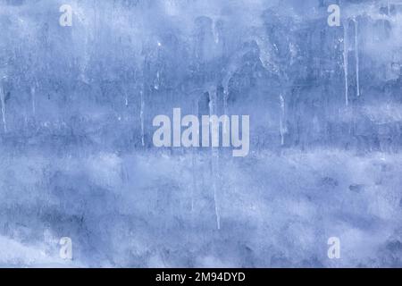 Konsistenz von Wintereis und Eiszapfen auf einer Steinklippe. Blauer natürlicher Eishintergrund. Stockfoto