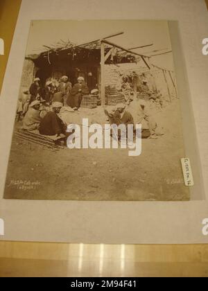 Egyptian Men at Cafe mit Strohdach Pascal Sébah (Türkisch, 1823-1886). , Ende des 19. Jahrhunderts. Albumen Silber Fotografie Ende des 19. Jahrhunderts Stockfoto