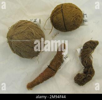 4 Balls of Yarn , n.d. Baumwolle, Camelidfaser, größte Kugel: 1 1/2 x 1 1/8 x 1 3/4 cm (3,8 x 2,9 x 4,4 cm). Arts of the Americas n.d. Stockfoto