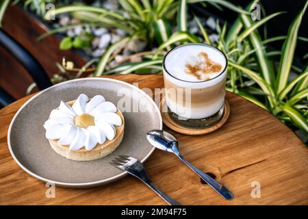 Kaffee und Kuchen auf einem Kaffeetisch draußen. Morgen, Drink, gute Laune. Hochwertiges Foto Stockfoto
