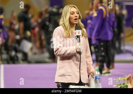 Baton Rouge, LA, USA. 16. Januar 2023. ESPN-Reporterin Samantha Peszek führt während der NCAA-Gymnastikaktion ein Interview zwischen den Oklahoma Sooners und den LSU Tigers im Pete Maravich Assembly Center in Baton Rouge, LA. Jonathan Mailhes/CSM/Alamy Live News Stockfoto