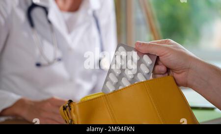 Nahaufnahme des Arztes, der dem Patienten über medizinische Pillen erklärt und in der Klinik verschreibt. Stockfoto