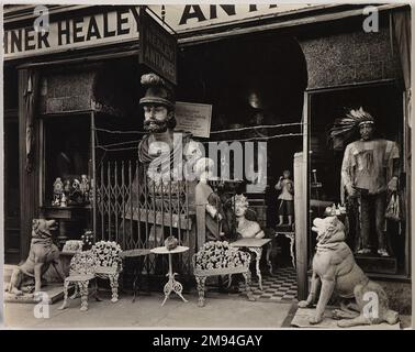 Sumner Healy Antique Shop, 942 3. Ave, in der Nähe der 57 St. Berenice Abbott (Usa, 1898-1991). Sumner Healy Antique Shop, 942 3. Ave, in der Nähe der 57 St., 8. Oktober 1936. Foto: Gelatine Silver, 7 1/2 x 9 1/2 cm (19,1 x 24,1 cm). Fotografie 8. Oktober 1936 Stockfoto