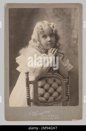 Porträt von Mrs. MacDonald Thompson Studio. Chlorobromid-Fotografie an Bord, Blech: 6 1/2 x 4 1/4 Zoll (16,5 x 10,8 cm). Fotografie Stockfoto