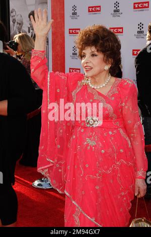 Los Angeles, USA. 29. April 2016. Gina Lollobrigida beim TCM Classic Film Festival 2016 im TCL Chinese Theater in Hollywood, Kalifornien, 28. April 2016. Foto: Joseph Martinez/PictureLux Credit: PictureLux/The Hollywood Archive/Alamy Live News Stockfoto