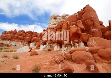 Faszinierende Farben und Formen der Sandsteinformationen des Blue Canyon im Hopi Reservat, Arizona, USA. Den amerikanischen Südwesten erkunden. Stockfoto