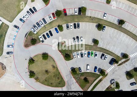 Draufsicht von Autos auf Parkplätzen mit Straßenstraße in der Stadt, große Parkplätze für die Bewohner der Gegend. Stockfoto