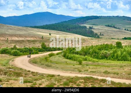 Die Straße in der Gegend der sächsischen Burg von Savinsky ist die wichtigste natürliche Attraktion des Barguzin-Tals des transbaikalen Territoriums der Republ Stockfoto